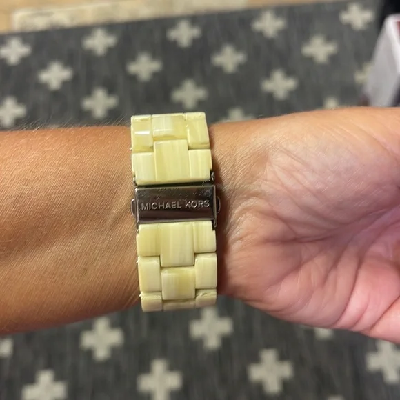 Michael Kors Watch Gently Used With Extra Links Needs Battery - Picture 2 of 4